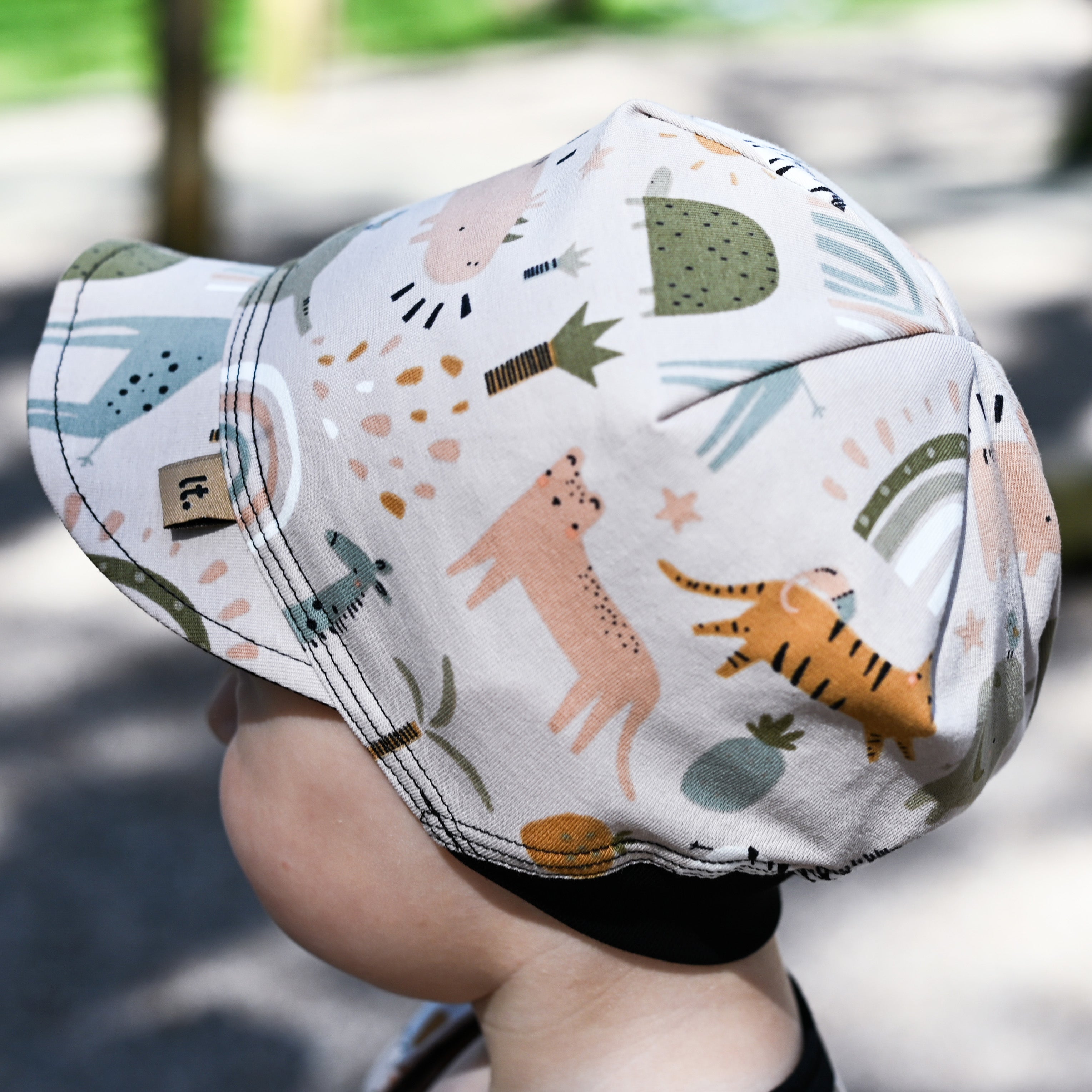 béžová bavlněná kšiltovka s potiskem safari