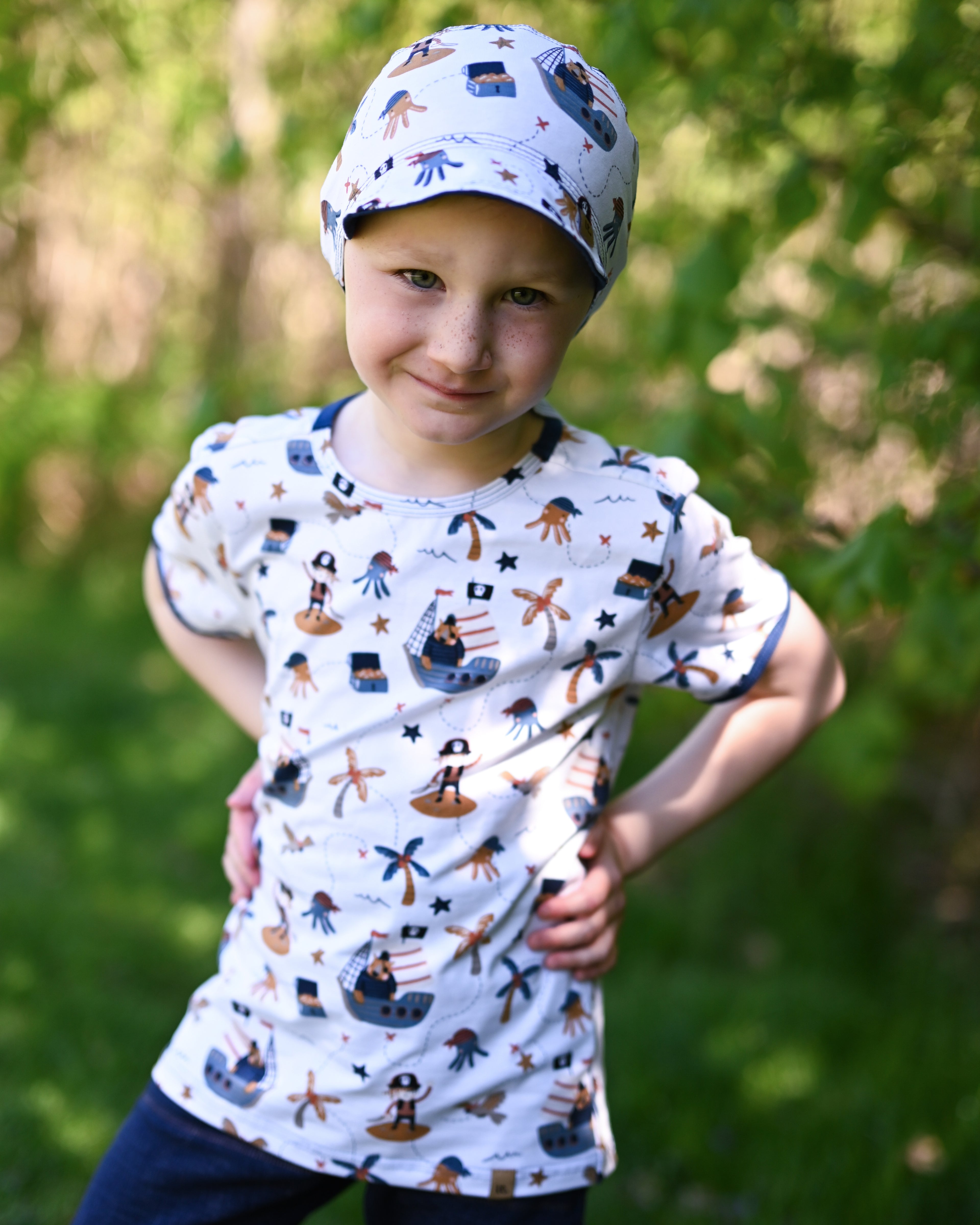 bílé bavlněné tričko s potiskem pirátů
