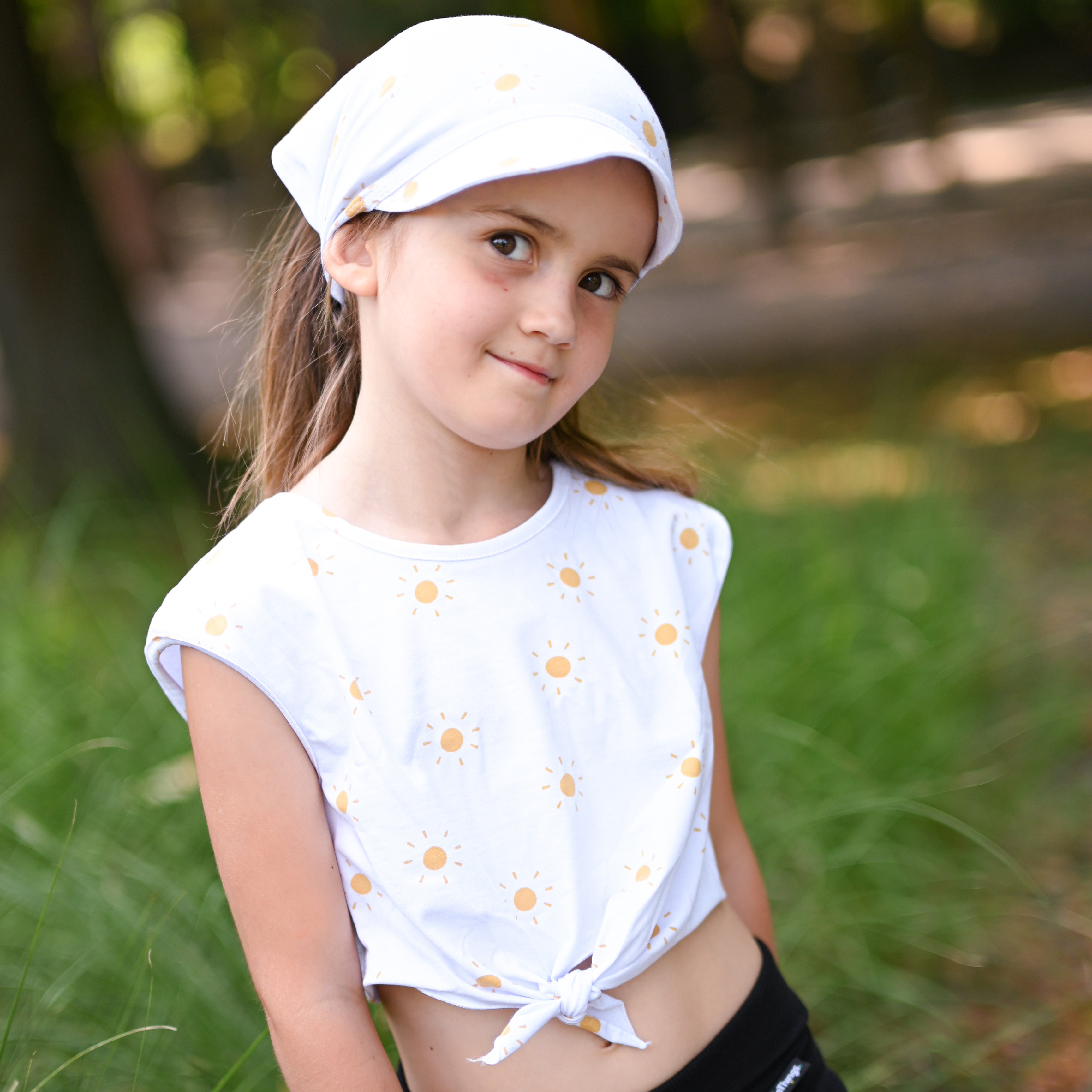 bílý bavlněný crop top s potiskem sluníček