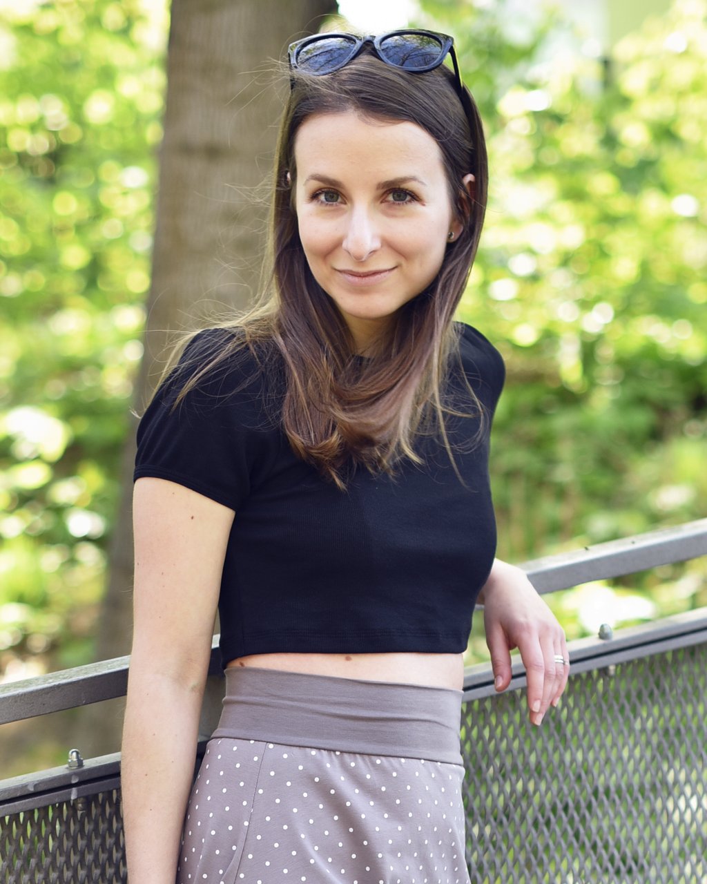 dámský černý crop top