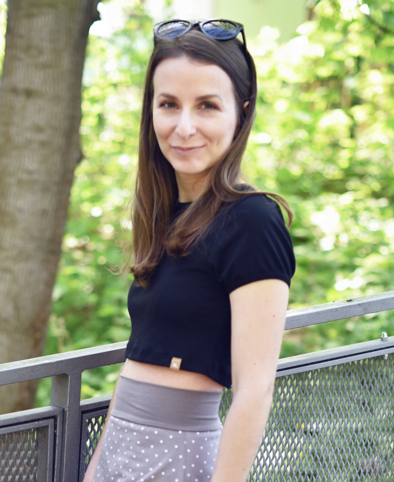 dámský černý crop top