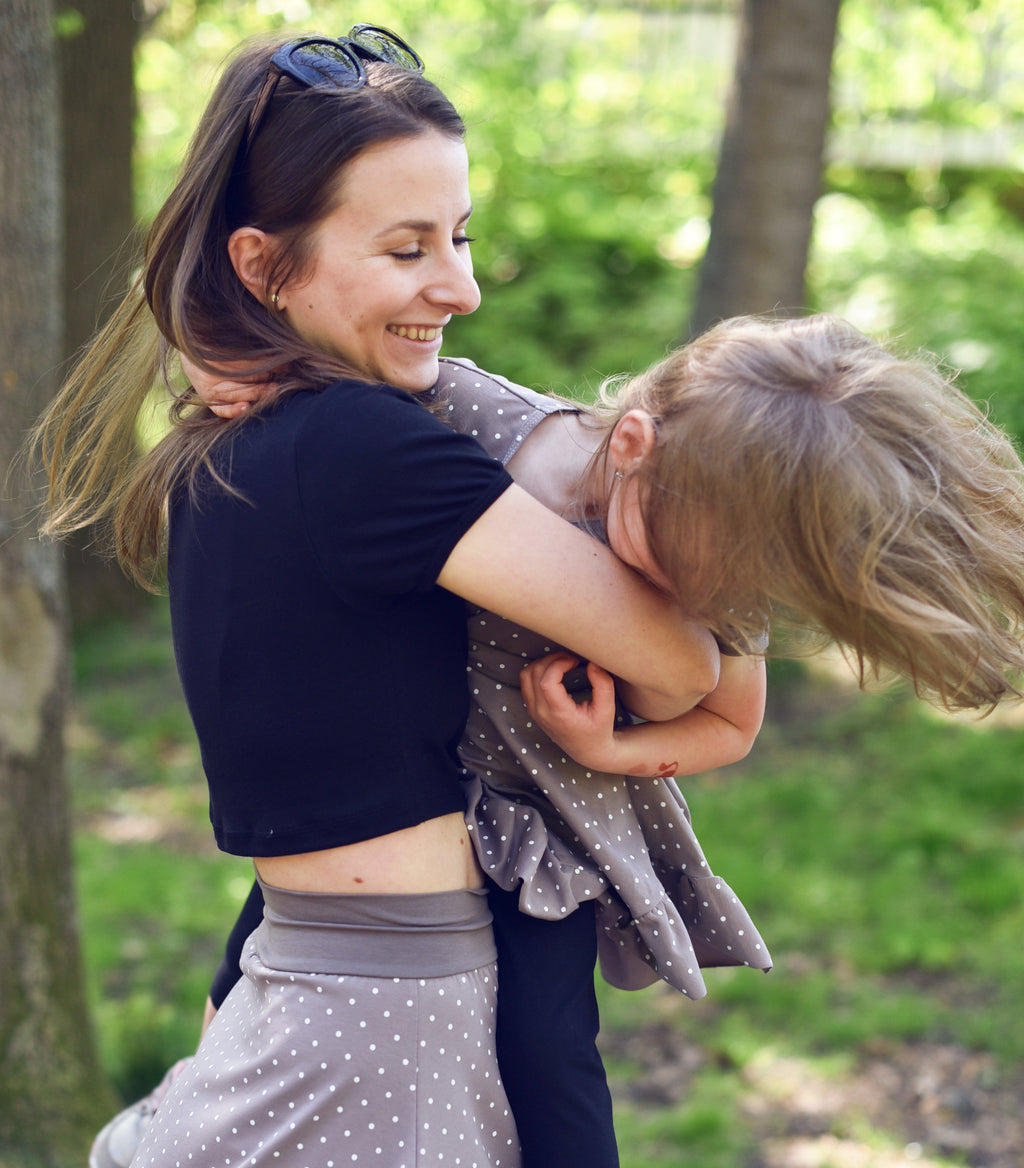 dámský černý crop top
