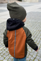 khaki-skořicová softshellová bunda s kapucí