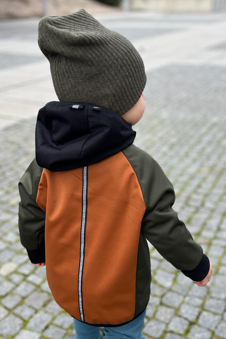 khaki-skořicová softshellová bunda s kapucí