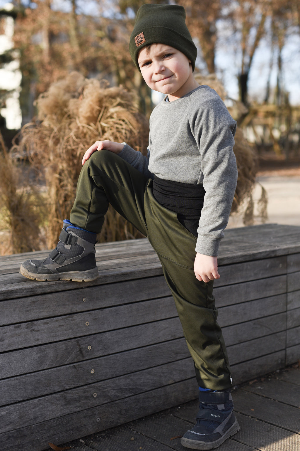 khaki zelené rostoucí softshellové kalhoty