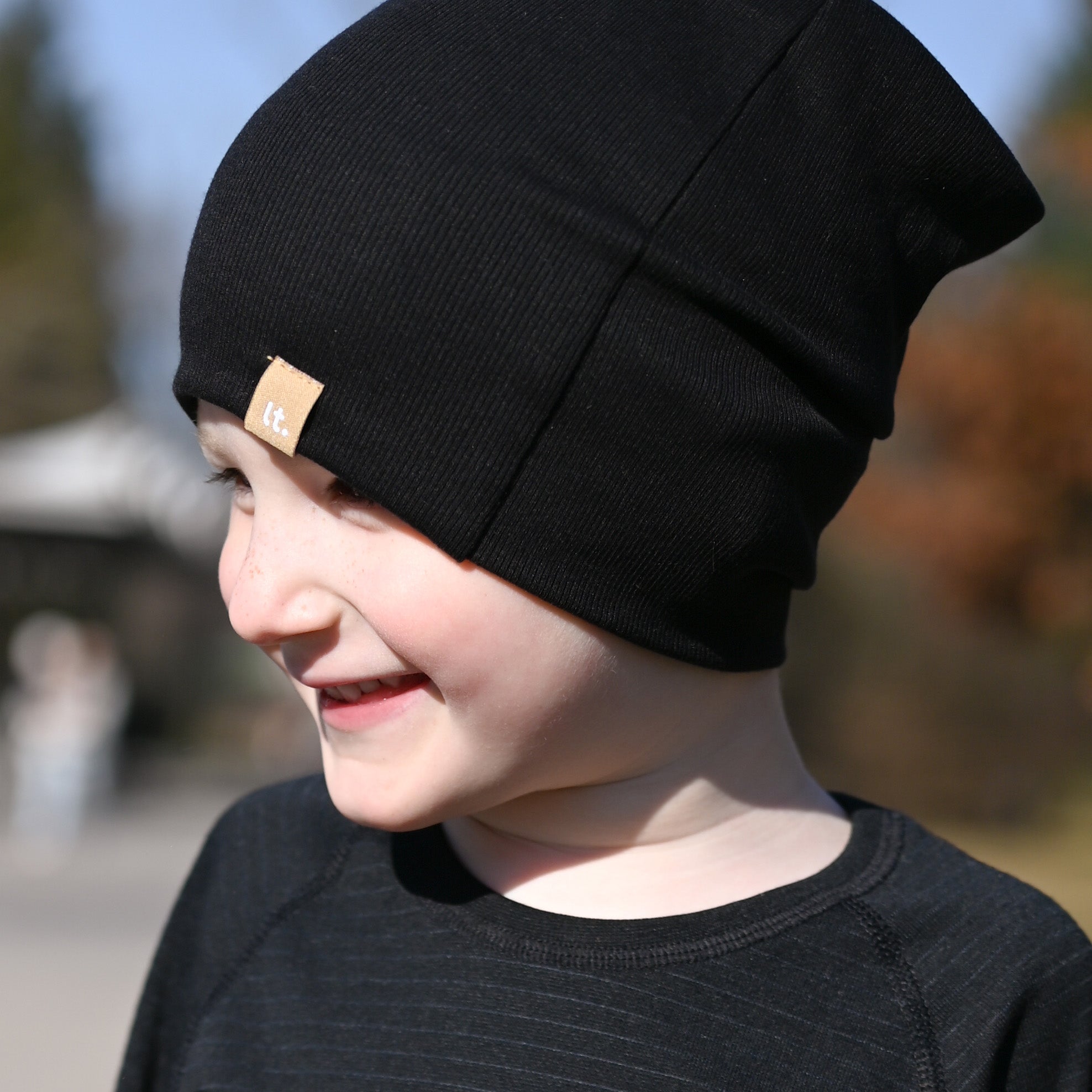 letní černá čepička z modalu