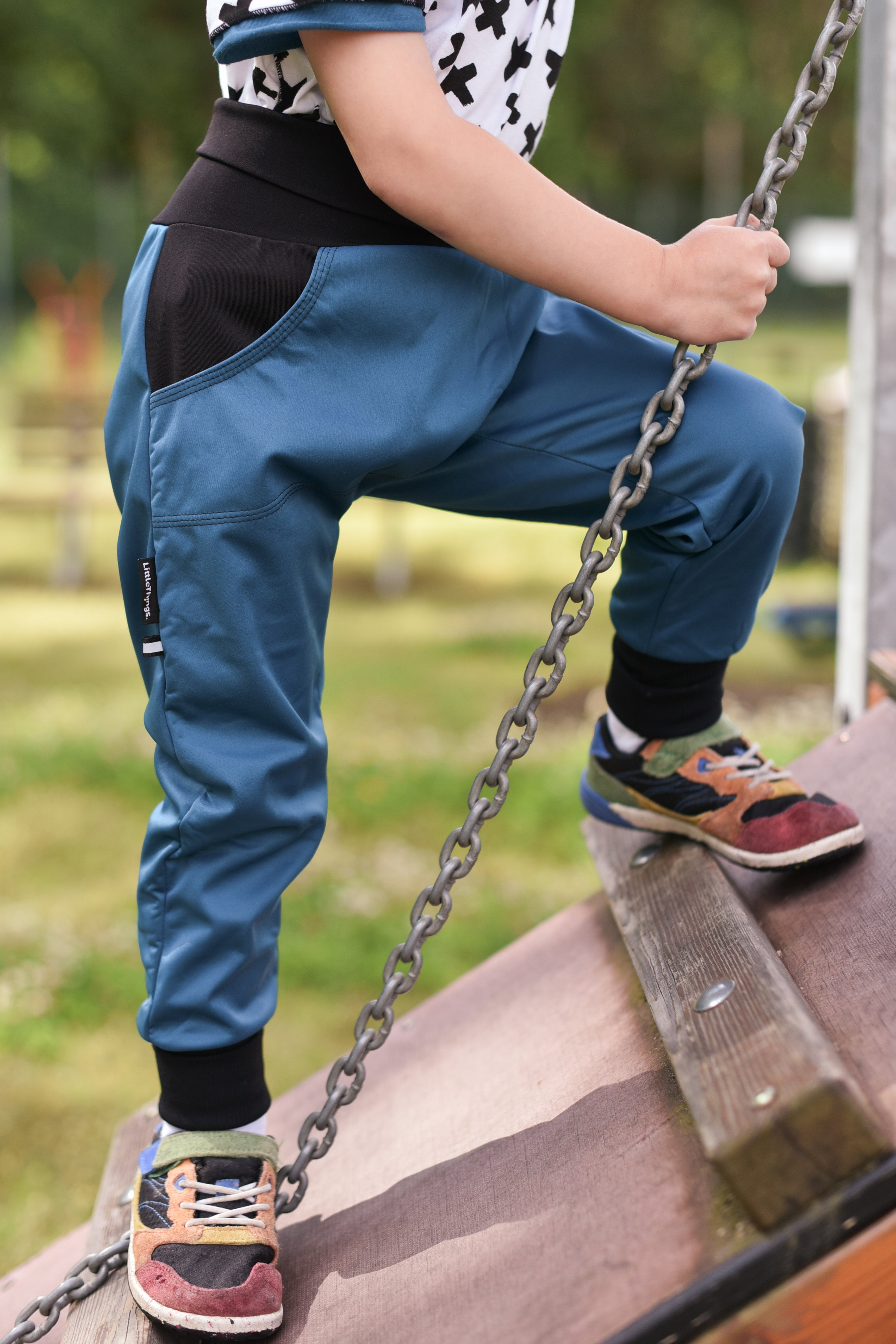 petrolejové rostoucí softshellové kalhoty