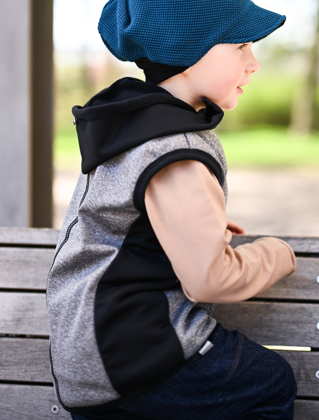 šedá melírovaná softshellovo-tecnostretchová vesta se širokým límcem