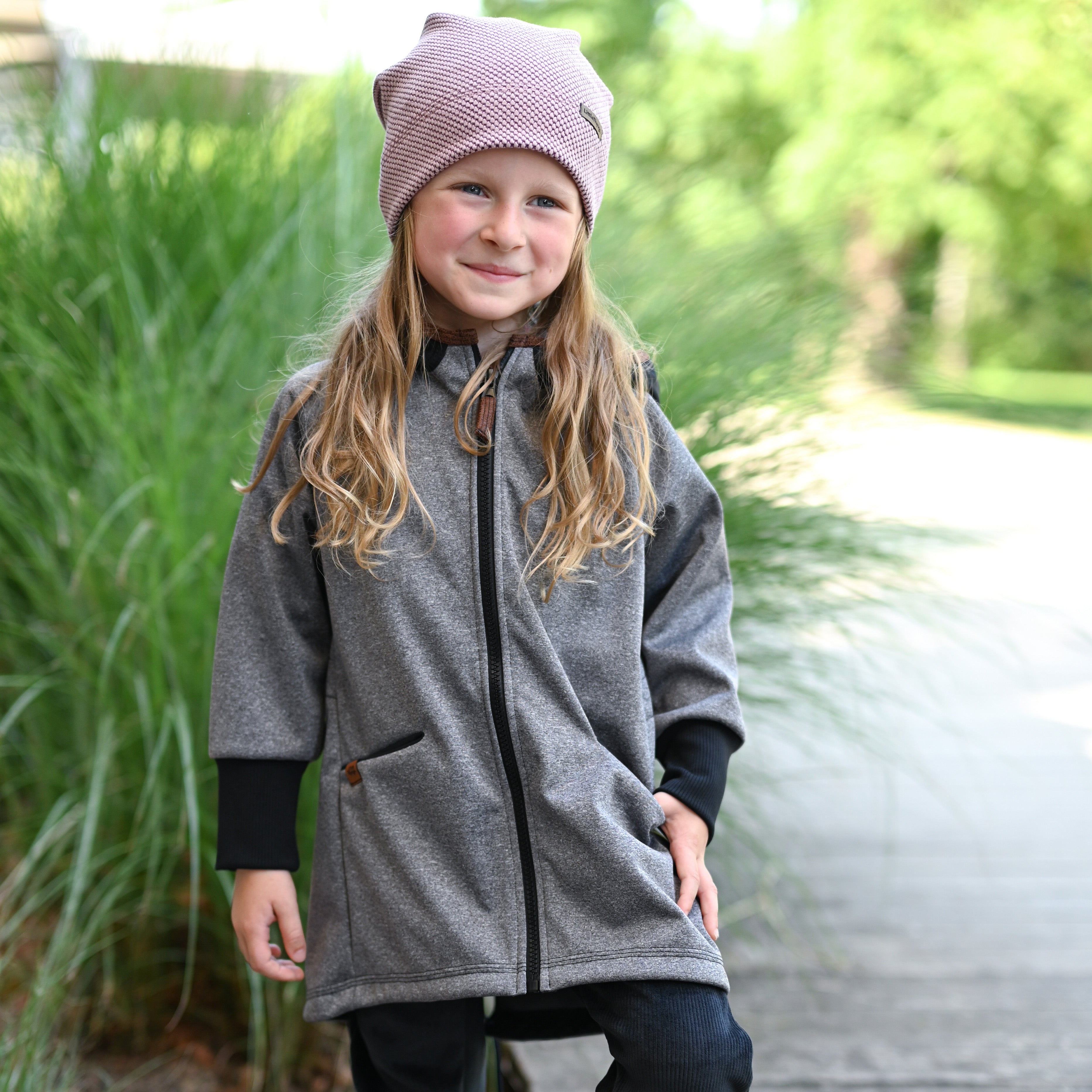 šedá softshellová parka