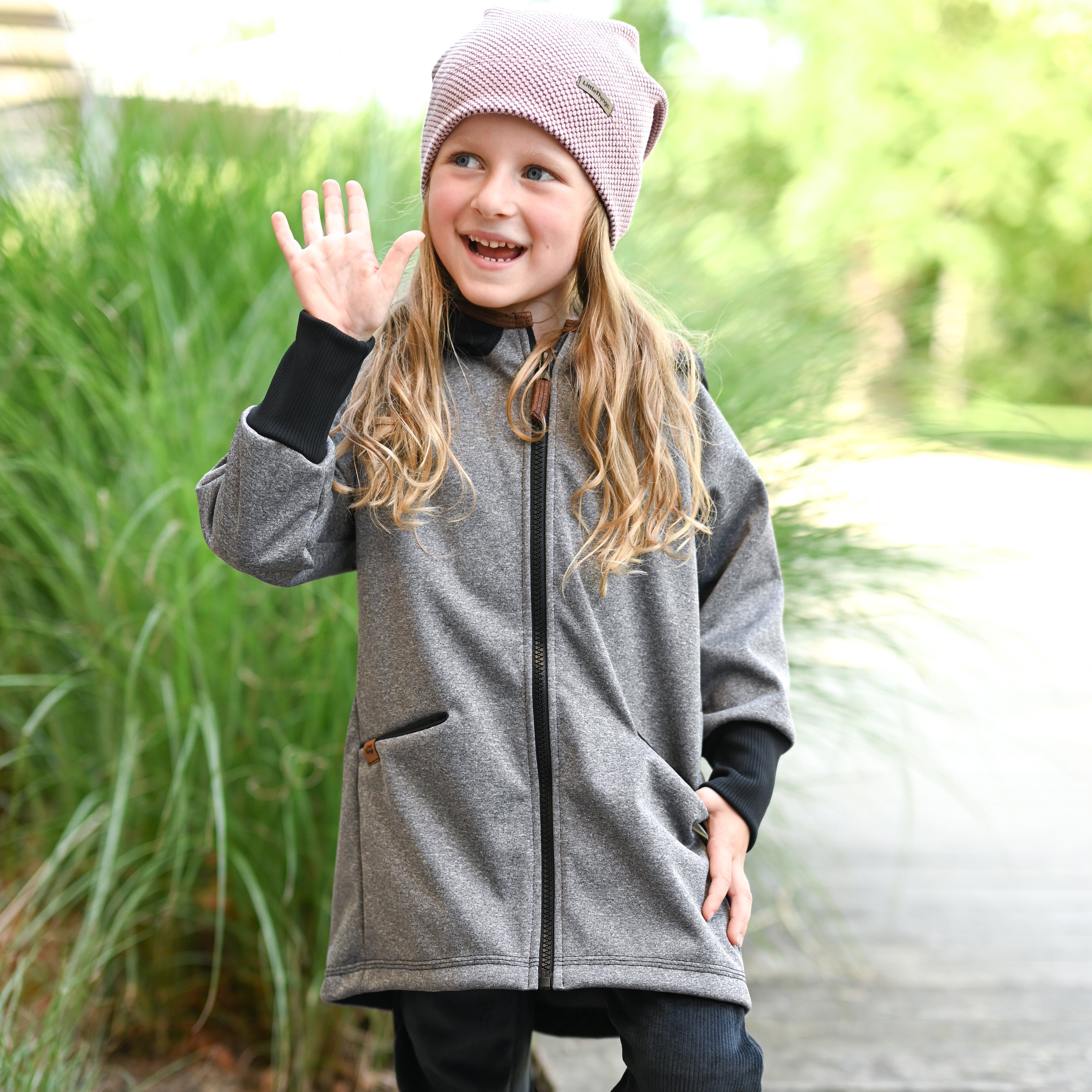 šedá softshellová parka