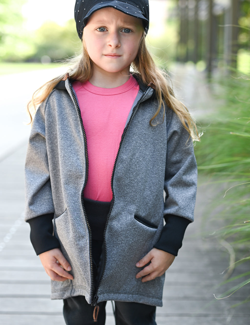 šedá softshellová parka