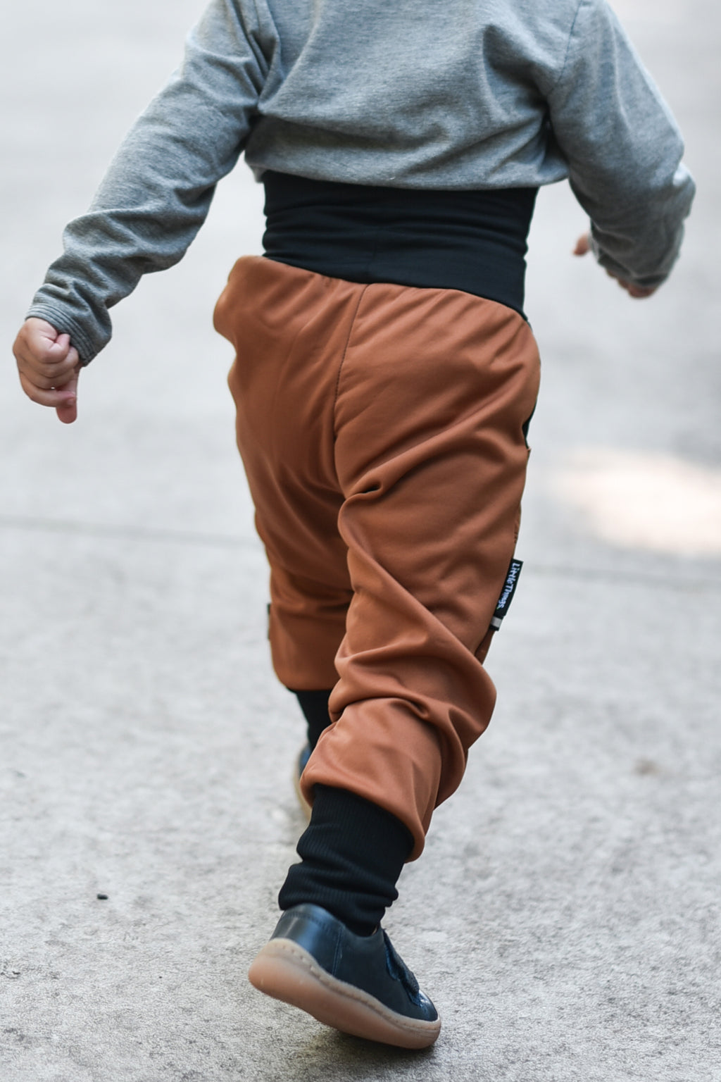 skořicově hnědé rostoucí softshellové kalhoty
