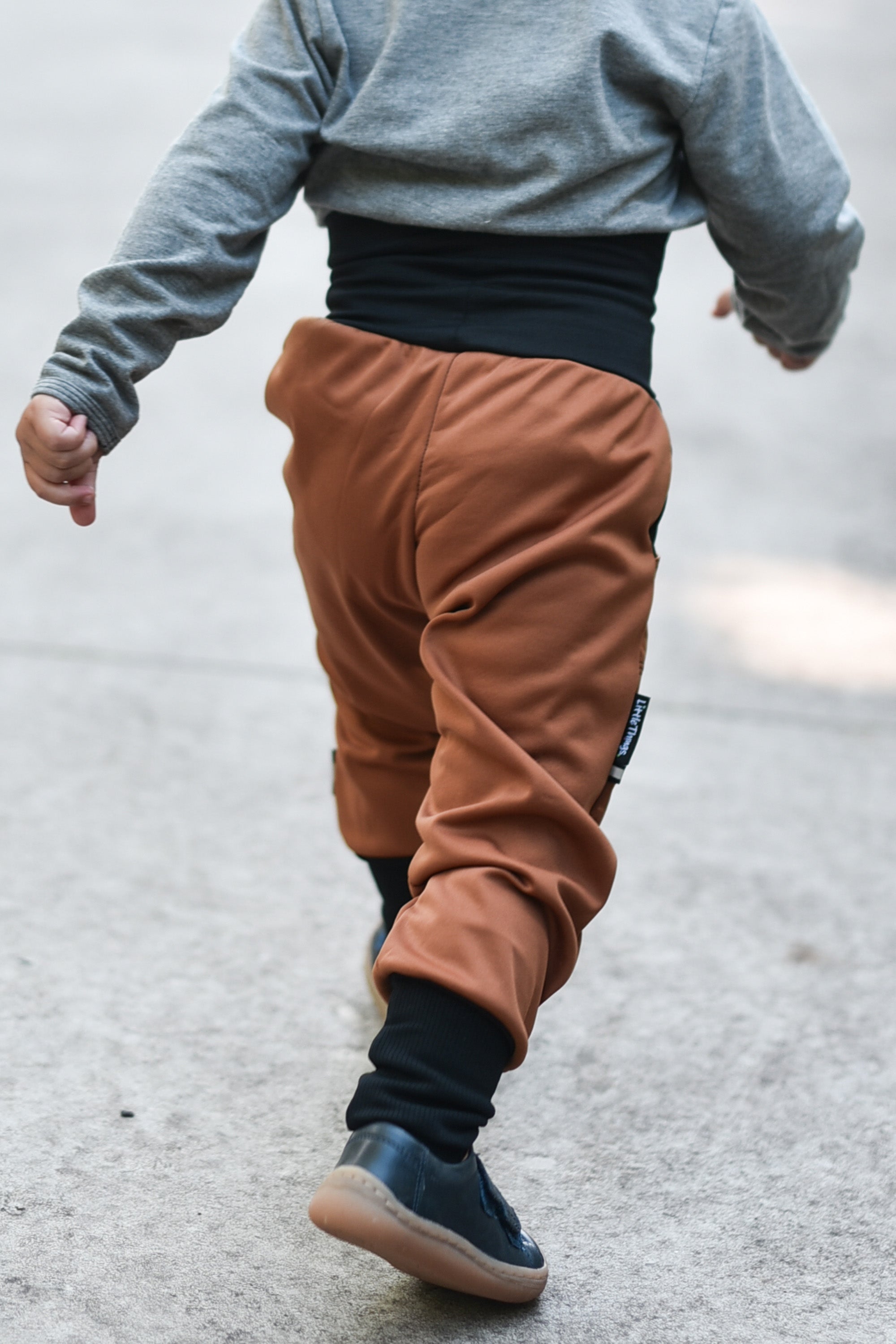 skořicově hnědé rostoucí softshellové kalhoty