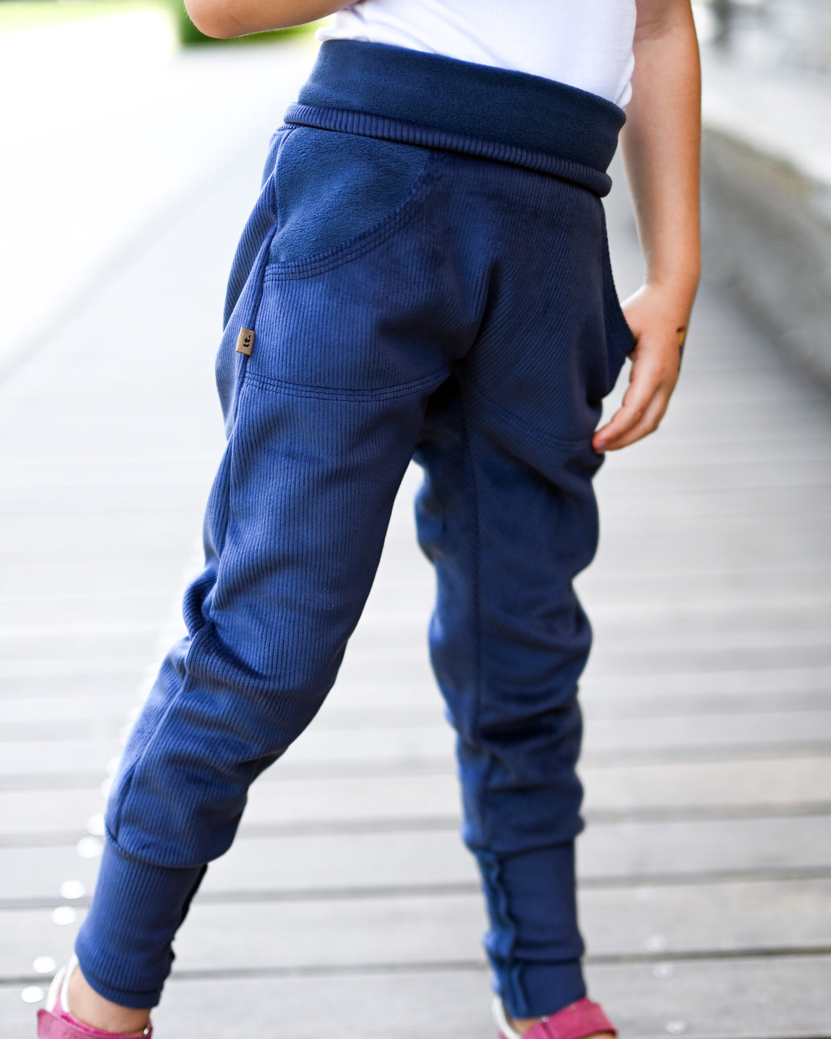 tmavě modré rostoucí manšestrové tepláčky