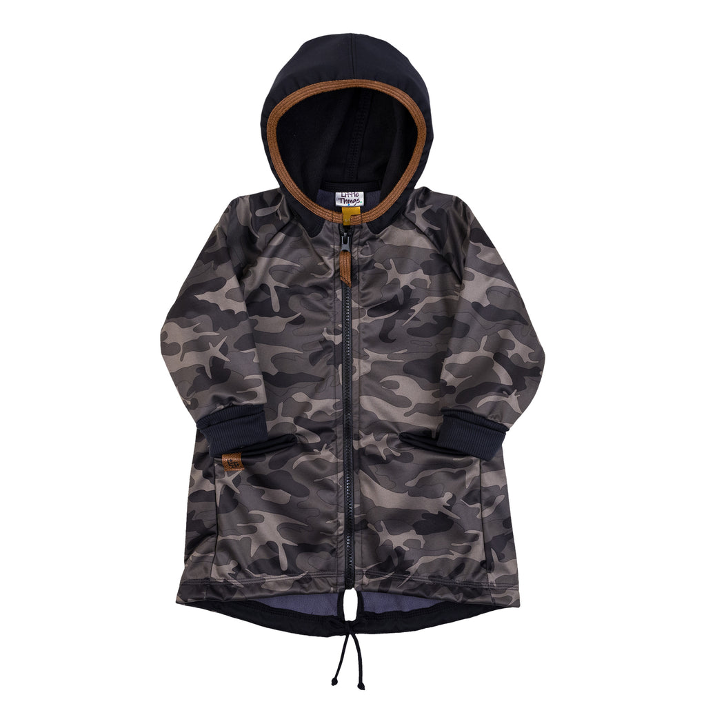tmavě zelená softshellová parka s maskáčovým vzorem