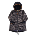 tmavě zelená softshellová parka s maskáčovým vzorem
